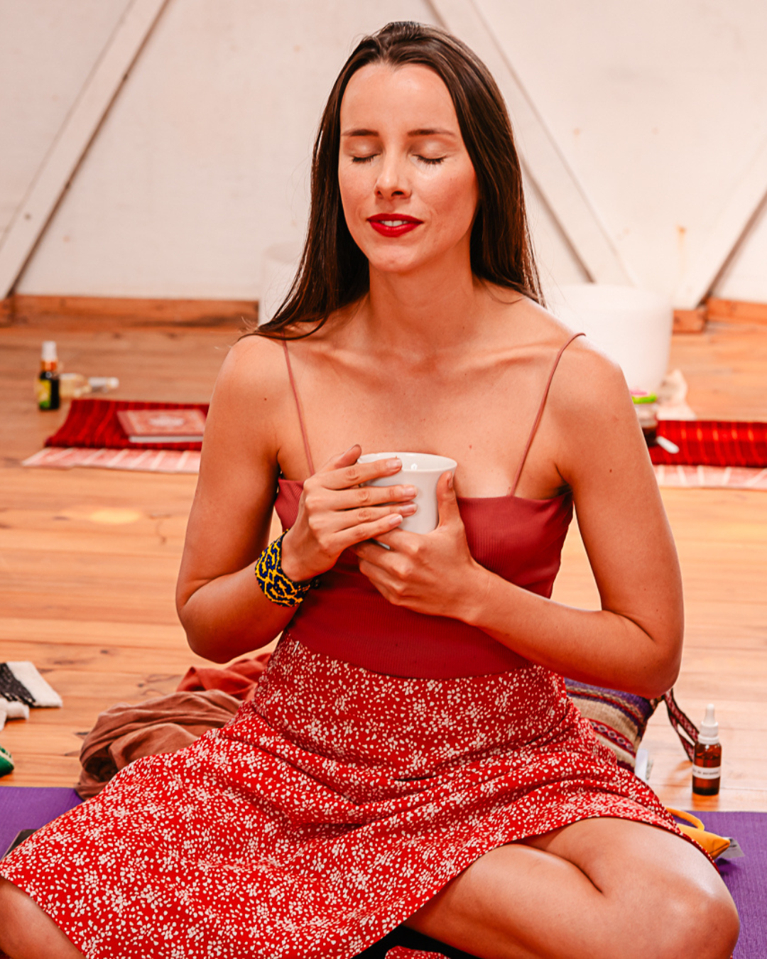Mulher em meditação segurando xícara de cacau
